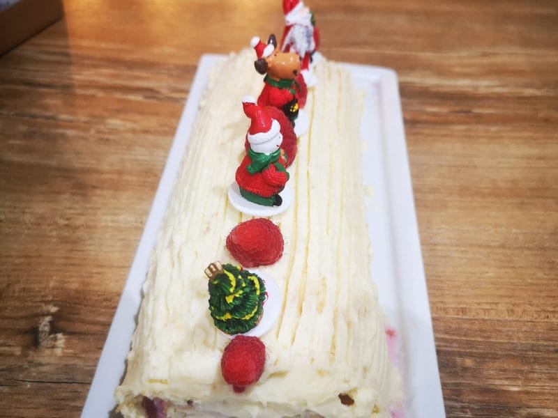 Cliquez pour zoomer ! Bûche de Noël framboises et chocolat blanc Thermomix par sandra_809