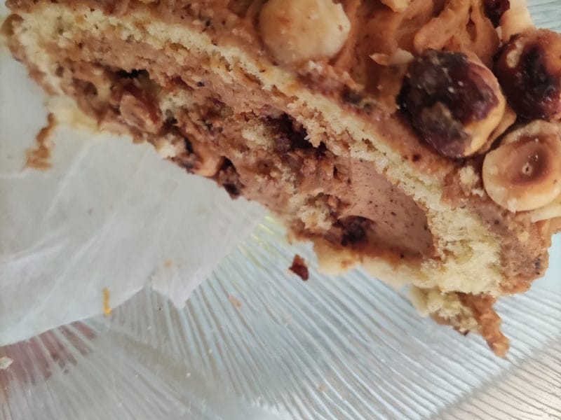 Cliquez pour zoomer ! Bûche pralinée aux éclats de noisettes caramélisés Thermomix par kiwif