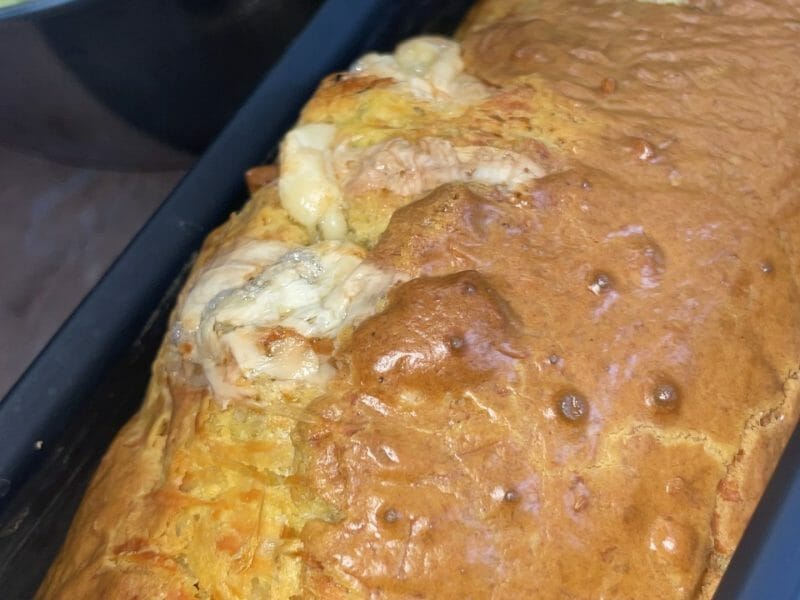 Cliquez pour zoomer ! Cake à la fourme d’Ambert, noix et raisins secs Thermomix par Mamz’elle’C
