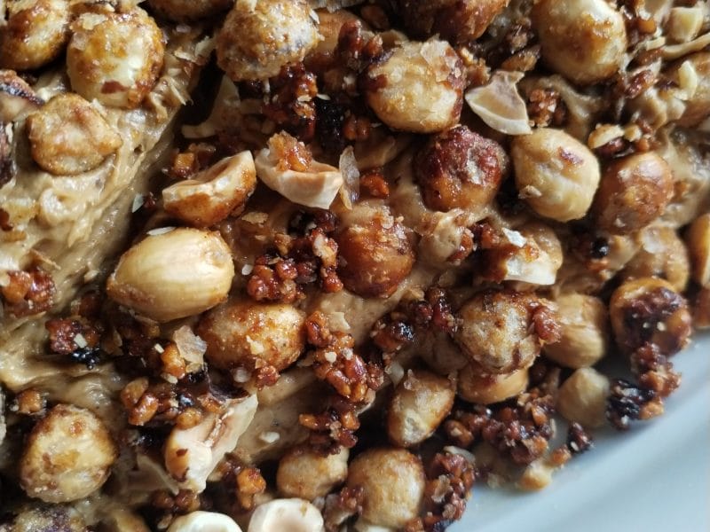 Cliquez pour zoomer ! Bûche pralinée aux éclats de noisettes caramélisés Thermomix par christelle_848