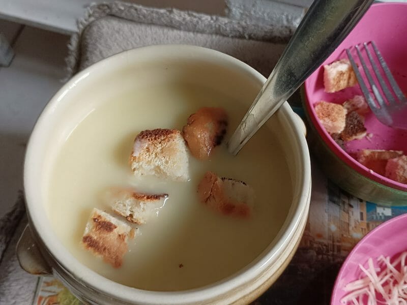 Cliquez pour zoomer ! Velouté à l’oignon et aux pommes de terre Thermomix par emy_lie_3