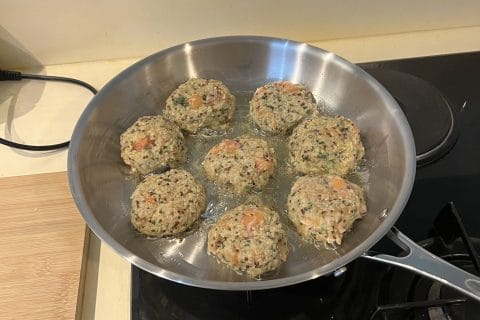 Cliquez pour zoomer ! Galettes de quinoa rouge au saumon Thermomix par sophie_1280