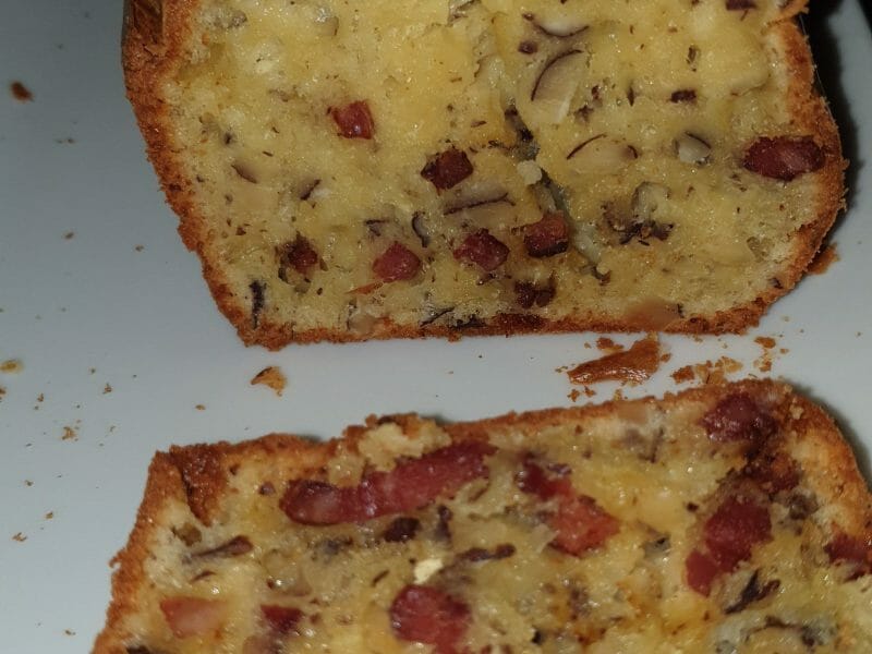 Cliquez pour zoomer ! Cake chèvre, noisettes et lardons Thermomix par Ccelline