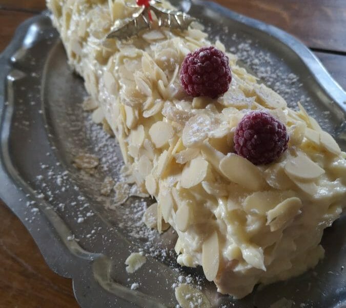 Cliquez pour zoomer ! Bûche de Noël framboises et chocolat blanc Thermomix par Sandlou