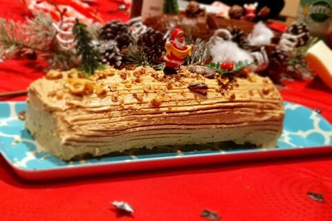 Cliquez pour zoomer ! Bûche pralinée aux éclats de noisettes caramélisés Thermomix par Titi131