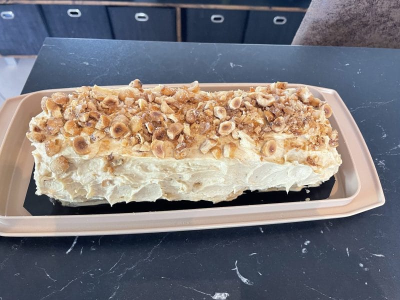 Cliquez pour zoomer ! Bûche pralinée aux éclats de noisettes caramélisés Thermomix par Asch67